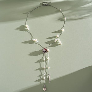 Collar con colgante en forma de corazón para mujer, cadena de cuentas de perlas de imitación, aleación de resina chapada en plata, estilo romántico, joyería para uso diario - Product Image 5