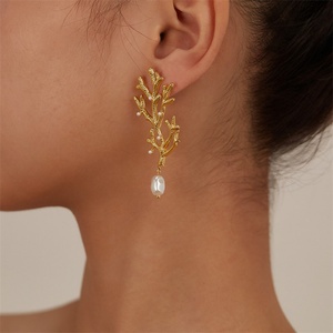 Boucles d'oreilles clous tendance vintage personnalisées en acier inoxydable plaqué or, hypoallergéniques, haut de gamme, avec perles de corail, pour femme, idéales pour un anniversaire - Product Image 2