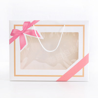 Deux boîtes à serviettes en carton blanc avec fenêtre en PVC utilisées pour les boîtes-cadeaux de banquet de mariage et les boîtes d'emballage textiles pour la maison