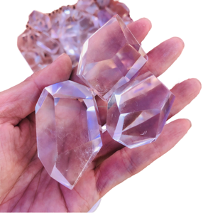 Vente en gros de cristaux de quartz naturel transparents de marque Dongqing, formes libres, polis, sculptés, pierres de guérison d'art populaire pour la décoration - Product Image 2