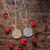 Collier pour femme en acier inoxydable plaqué or, avec calligraphie arabe personnalisée en forme mignonne et imitation perle, idéal pour un anniversaire