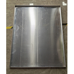 Plateau <span class=keywords><strong>de</strong></span> four perforé en aluminium à <span class=keywords><strong>angle</strong></span> droit <span class=keywords><strong>de</strong></span> soudage fait à la main en usine <span class=keywords><strong>plaque</strong></span> à biscuits à pain plateau <span class=keywords><strong>de</strong></span> <span class=keywords><strong>cuisson</strong></span> roulant personnalisé - Product Image 1