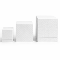 Petite boîte à bijoux magnétique blanche en papier avec coussin en velours, mini emballage pour fiançailles, mariage, demande en mariage, vente en gros