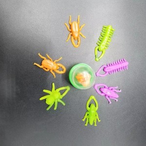 Jouets en capsules promotionnels pas chers de 1 pouce (32 mm) pour enfants, avec des insectes amusants en TPR souple, extensibles et volants, utilisables comme lance-pierres - Product Image 5