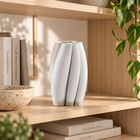 Vase en céramique imprimé en 3D avec des panneaux incurvés en forme de pétales et une forme organique