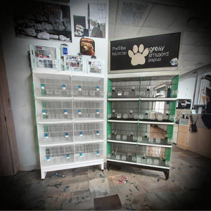 आधुनिक छोटी नस्लों पक्षी ट्रे स्क्वायर प्लास्टिक पैलेट बटन बंद करने के साथ 10 किलोग्राम क्षमता सभी मौसमों - Product Image 3