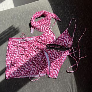 Ensemble <span class=keywords><strong>bikini</strong></span> sexy pour <span class=keywords><strong>femme</strong></span> avec soutien-gorge bandeau imprimé rayé à décolleté plongeant et mini-culotte triangle, et foulard en résille - Product Image 5