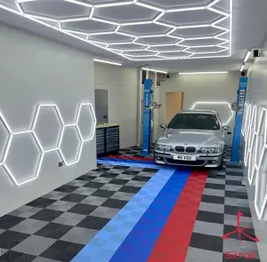 非常明亮的六角图案发光二极管吸顶灯，用于车库陈列室高端汽车车间细节照明