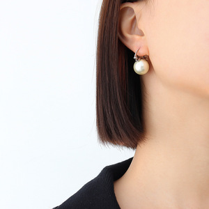 Pendientes de Perlas con Clip de Acero Inoxidable y Oro PVD de 18K |   Diseño de Perlas Falsas Grandes Blancas y Grises |   Joyería Moderna e Hipoalergénica - Product Image 3
