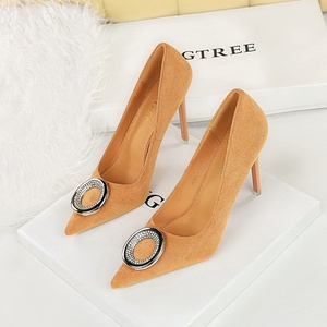 รองเท้าบิ๊กทรี รุ่น 9511-K61 รองเท้าผู้หญิงไซส์ใหญ่ สไตล์เรโทรสำหรับฤดูใบไม้ร่วง รองเท้าปาร์ตี้แบบเรียบหรู ส้นเข็มทรงเพรียว หนังกลับ ปลายแหลม ประดับโลหะ - Product Image 4