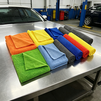 Serviette de nettoyage automobile en microfibre ultra douce et absorbante, sans rayures, avec logo personnalisé sans bords, pour le detailing automobile professionnel.