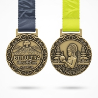 Médaille en bronze antique gaufrée double face avec ruban bicolore pour trophée de finisseur de course ultra-trail sur le thème du temple