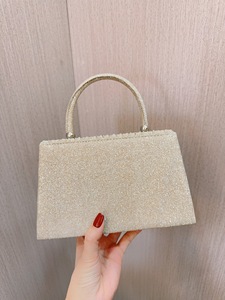 ชุดแต่งงานแบบยุโรปอเมริกันทรงสี่เหลี่ยมประดับผงทองและเพชร  งานจีบระบาย  สำหรับงานแต่งงาน งานวันเกิด หรืองานเลี้ยงตอนเย็น - Product Image 3