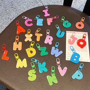 NASNAK Llavero de Letras Inglesas de 26 Colores con Diseño de Caramelo, Colgante de Acrílico de Dibujos Animados para Bolsos, Creativo para Parejas - Product Image 1
