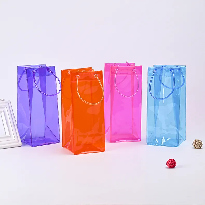 Petits sacs de bouteille de vin en plastique transparent de couleur personnalisée quantité minimale de commande pvc sac de refroidissement de pique-nique sac de transport de vin réutilisable