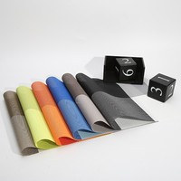 Set de Napperons Noir et Blanc à Motif Quadrillé, Coffret Cadeau Élégant pour Tables de Salle à Manger Intérieures d'Hôtels et de Maisons ; Comprend des Sous-Verres et une Nappe