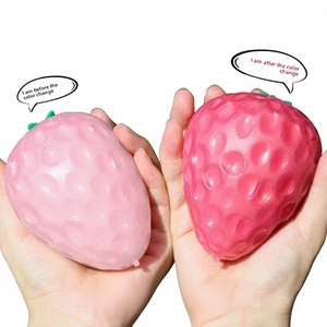 Jouet de décompression en caoutchouc thermoplastique à pâte à modeler, à logo personnalisé, à changement de couleur, en forme de fraise, pour enfants - Vente chaude - Product Image 1