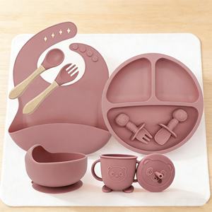 Ensemble de vaisselle pour bébé en silicone imprimé, 9 pièces, sans BPA, avec logo personnalisé, pour enfants, comprenant bol, bavoir et couverts - Product Image 1