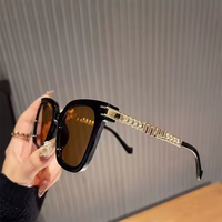 2025 nouveau carré femmes luxe lunettes de soleil marque concepteur doré chaîne jambe rétro lunettes de luxe femmes lunettes de soleil lunettes de luxe