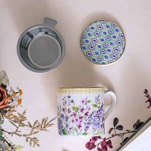 Taza Elegante de Porcelana China con Tapa - Diseño Floral Lila Pastoral para Café o Té - Product Image 3