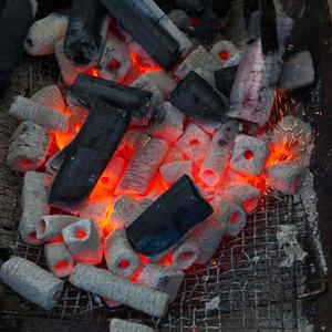 Charbon de bois de sciure carré en carton de 10 kg pour la vente en gros, idéal pour les grillades en famille et les pique-niques - Product Image 2