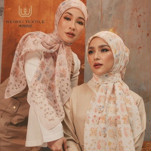 Venta al por mayor personalizado Malasia cuadrado Tudung Bawal brillante diseño bufanda musulmana mujeres algodón gasa impresión <span class=keywords><strong>Hijab</strong></span> - Product Image 1