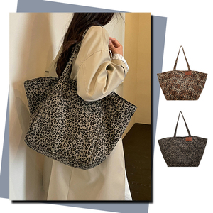 <span class=keywords><strong>Sac</strong></span> fourre-tout pour femme <span class=keywords><strong>à</strong></span> imprimé léopard, grande capacité, <span class=keywords><strong>sac</strong></span> <span class=keywords><strong>à</strong></span> bandoulière avec des matériaux écologiques européens, <span class=keywords><strong>sac</strong></span> <span class=keywords><strong>à</strong></span> <span class=keywords><strong>main</strong></span> de luxe durable - Product Image 1