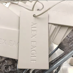 Dropshipping biểu tượng tùy chỉnh dập nổi treo <span class=keywords><strong>tag</strong></span> thiết kế mới giấy may hangtags cho túi xách và giày đặc biệt Quà Tặng giày chuỗi - Product Image 3