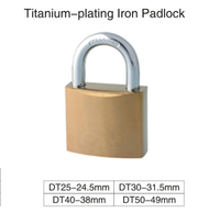 Cadenas en fer avec placage en laiton