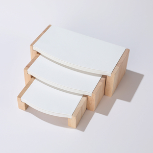 Elegante expositor de joyería de madera con diseño de varios niveles para exhibir anillos, pulseras y collares en tiendas minoristas. - Product Image 3
