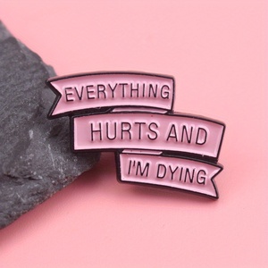 Broche de oficina de humor oscuro-"Todo duele y me estoy muriendo" con contraste Rosa-negro, accesorio de estilo subcultural - Product Image 1