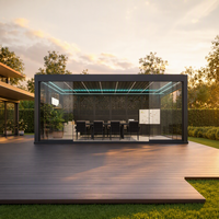 Pergola en aluminium rétractable avec système motorisé intelligent et toit à lames orientables, porte coulissante en verre pour espace extérieur