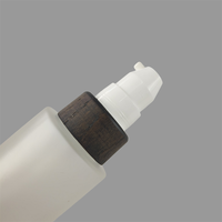 Emballage de soin de la peau de luxe de haute qualité, flacon pompe carré vide en verre givré de 30 ml avec couvercle en bambou