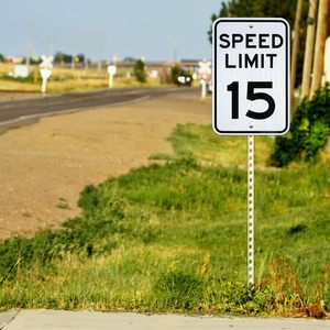 Kit di Segnaletica Stradale Resistente e Impermeabile con Segnali di Stop e Limite di Velocità 15 km/h, Alta Visibilità per Uso in Quartieri e Incroci - Product Image 3