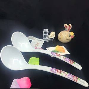 Utensilios de cocina: Cuchara y colador combinados para sopa, cuchara de plástico de mango largo, adecuada para ollas calientes y papillas. - Product Image 1