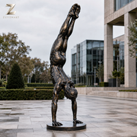 Sculpture d'homme exagérée en bronze antique, statue dynamique et surreale pour parc, jardin, œuvre d'art publique, fabriquée à la main