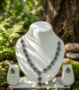 DIVYORO Ensemble de collier classique en argent oxydé de qualité supérieure avec pendentif floral et perle, bijoux de mariage avec boucles d'oreilles - Product Image 3