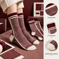 Chaussettes d'événement fantaisie à motif géométrique mascotte, en coton et élasthanne, couleur bordeaux et crème, avec motif artistique répétitif tricoté