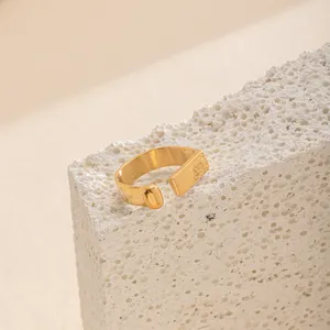 Commercio all'ingrosso minimalista lettera D forma dito aperto 18K oro placcato titanio acciaio gioielli anello in acciaio per le donne degli uomini