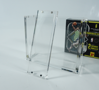Protecteur acrylique de carte à collectionner de sport Crystal-Clear de vente en vrac pour l'utilisation de magasin de boîte de cintre de basket-ball