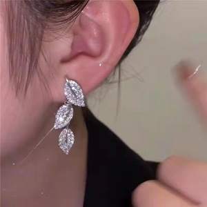 Pendientes de borla de hadas para niñas, pequeños y frescos, con diseño de hoja de diamante y aguja de plata, chapados en oro, de aleación de zinc, de doble uso. - Product Image 4