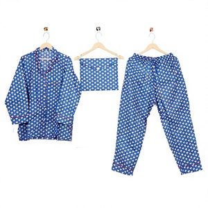 Ensemble de pyjama élégant, respirant et à séchage rapide, vêtements de nuit pour enterrements de vie de jeune fille, vêtements de détente confortables, ensemble cadeau 3 pièces, doux - Product Image 1
