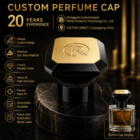 Capuchon de parfum octogonal en zamac à texture gaufrée, anti-effraction, avec dessus doré antique et base à coupe brillante pour bouteilles de vin, logo personnalisé, OEM non inclus