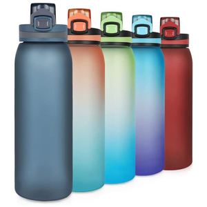 Bouteille d'eau en plastique avec logo personnalisé et graduations pour la salle de sport, la remise en forme et les aventures en plein air - Product Image 1