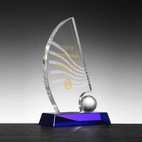 Vente en gros de plaques de verre avec base bleue, logo personnalisé, trophée en cristal bleu unique pour voiliers, récompenses pour la coopération commerciale