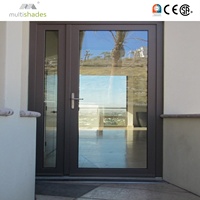 Porte battante moderne pour balcon de bâtiment de bureaux MULTISHADES, dotée de verre haute sécurité et de cadres en aluminium renforcé