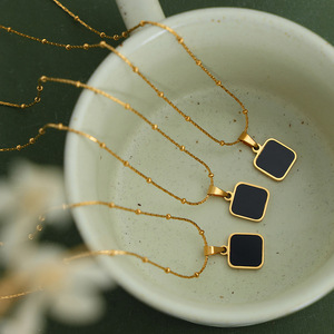 Collar con colgante de acrílico negro cuadrado de estilo minimalista de acero inoxidable chapado en oro de 18 quilates para regalo de mujer - Product Image 1