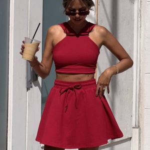 Conjunto Deportivo OEM Personalizado de Dos Piezas, Falda Corta de Gimnasio de Algodón, Top Halter con Cordón Ajustable, Secado Rápido, Color Rojo Rio, Estilo Waffle - Product Image 2