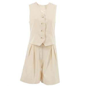 Abrace un estilo veraniego sin esfuerzo con este conjunto de 2 piezas de lino y algodón beige para mujer, que incluye un top tipo chaleco de corte holgado y pantalones, con una mezcla transpirable. - Product Image 4