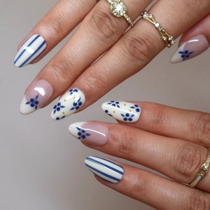 <span class=keywords><strong>Uñas</strong></span> postizas acrílicas <span class=keywords><strong>con</strong></span> diseño floral azul francés, estilo pastoral fresco, pintadas a mano <span class=keywords><strong>con</strong></span> pequeñas <span class=keywords><strong>flores</strong></span> en crema nude, <span class=keywords><strong>uñas</strong></span> almendradas, delicadas y <span class=keywords><strong>sencillas</strong></span>. - Product Image 6